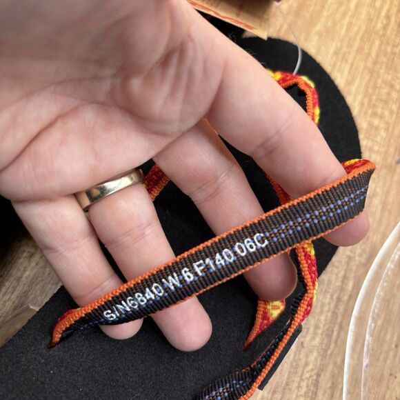 TEVA OLOWAHU RED SHAWL MUSH SANDALS FLIP FLOPS SIZE 6 WOMEN’S NEW WITH TAGS - Picture 10 of 11